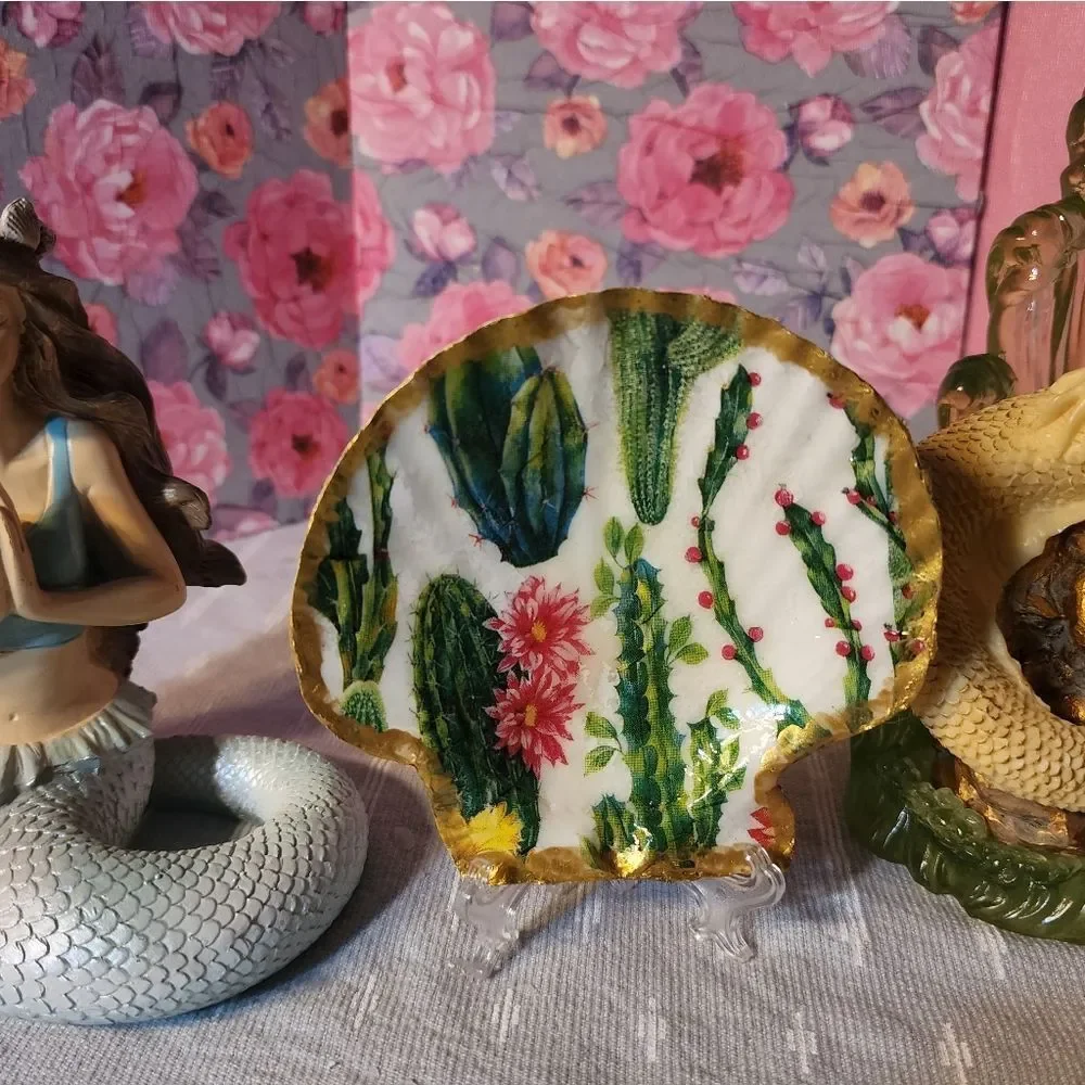 DECOUPAGE CATUS ON A SCALLOPED SHELL